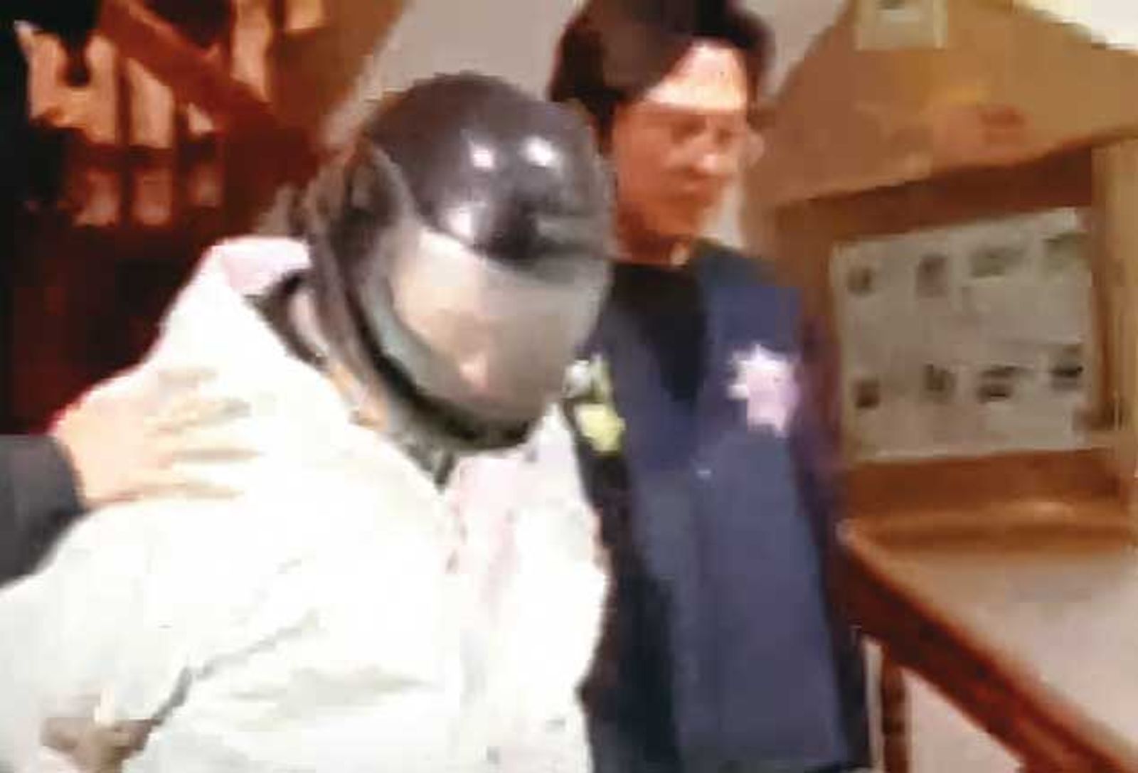 準備逃亡的郭男（左）被逮後，承認與母親共謀設局，夥同4名朋友殺害前女友陳姓少女。（圖／翻攝三立新聞）
