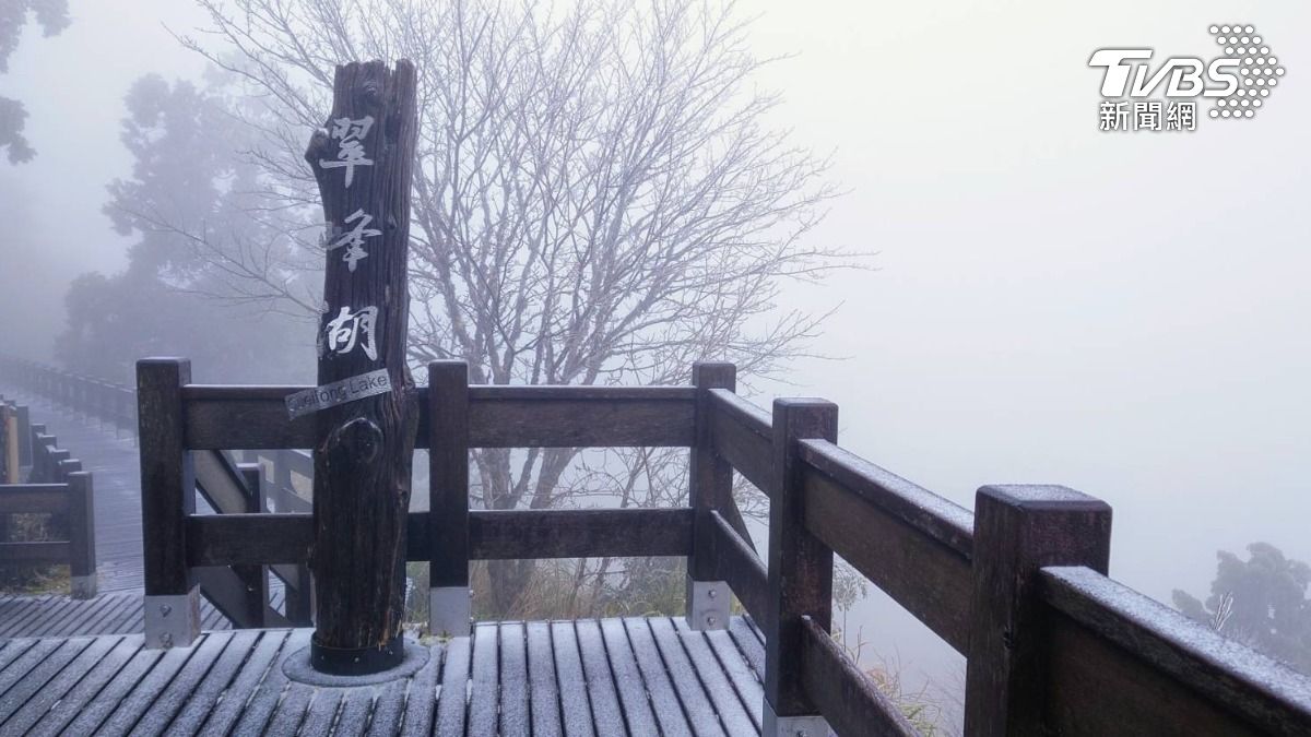 太平山一片銀白美景。(圖/TVBS)