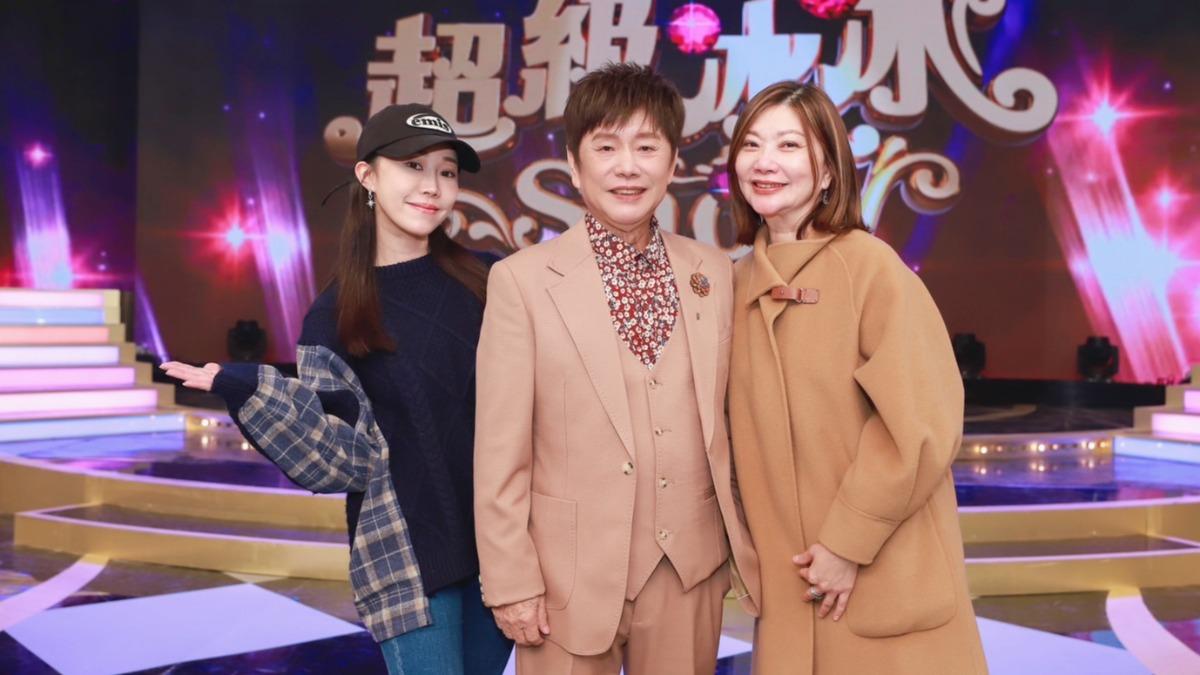 黃西田(中)與妻子陳靜子(右)女兒黃露瑤。(圖/民視提供)