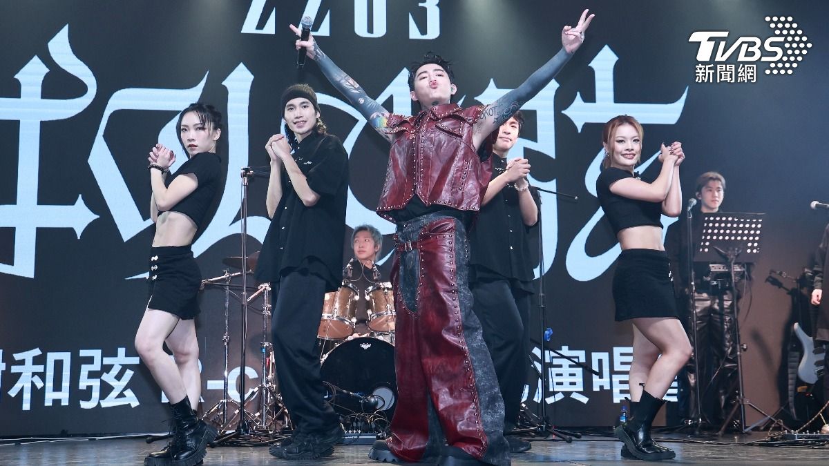 謝和弦帶4位舞者唱跳〈Happy來過年〉。(圖/黃城碩攝)