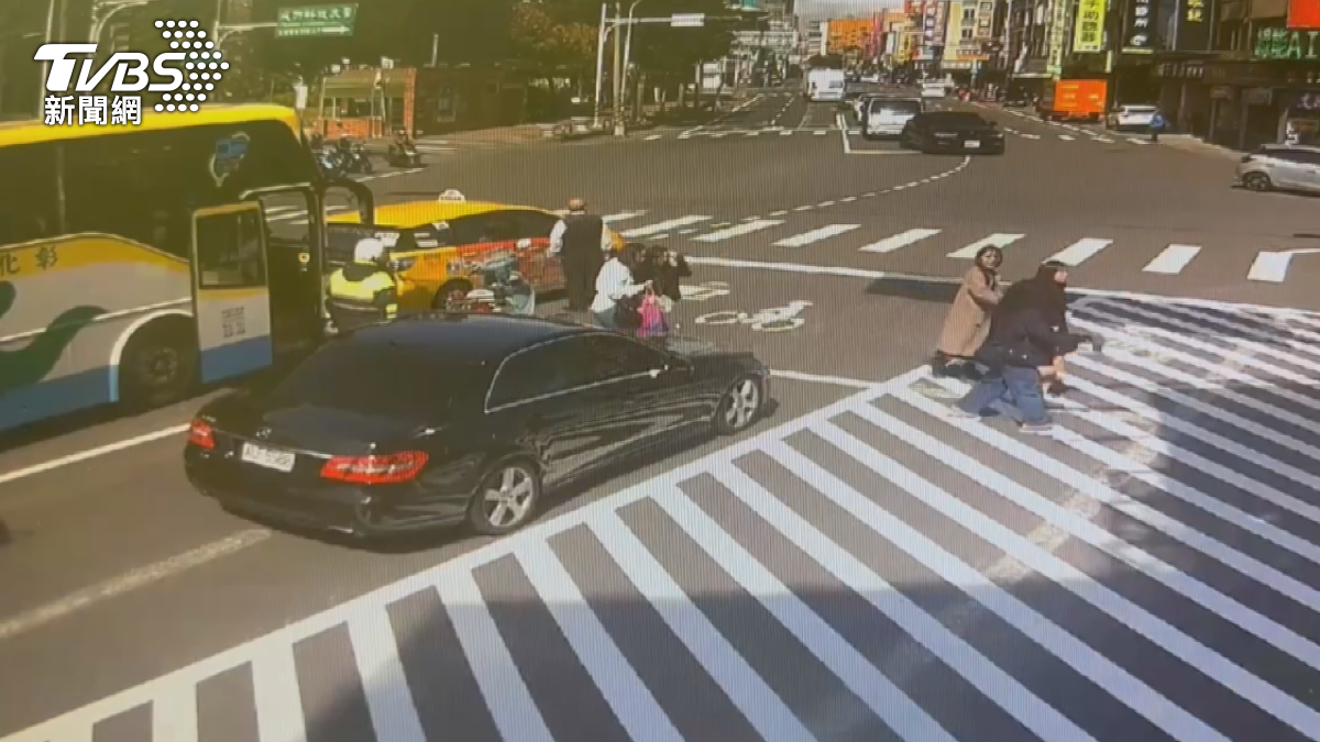 五告衰！停紅綠燈被公車撞 計程車司機直呼好衰