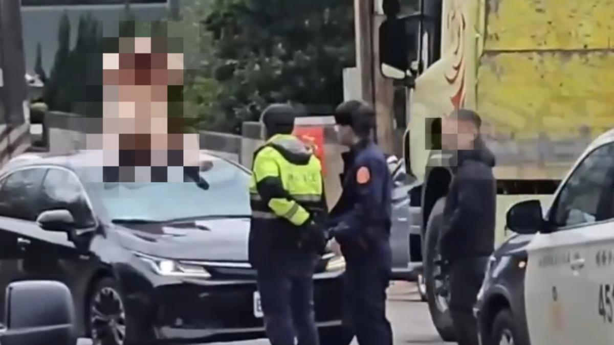 桃園婦酒後脫序!當街脫衣解放 爬車頂「腳開開」與警對峙