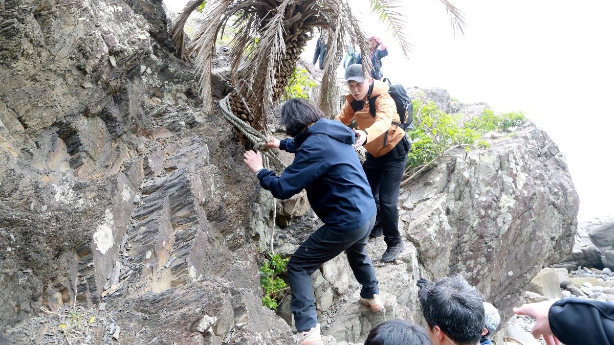 蔡英文挑戰阿壹朗古道,古道上也有不少險峻地形。(圖/蔡英文辦公室提供)