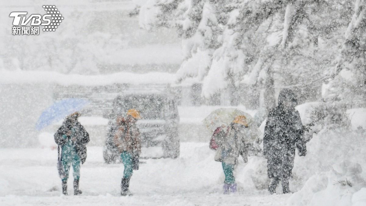 最強寒流來襲，日本各地下起大雪。（圖／達志影像美聯社）