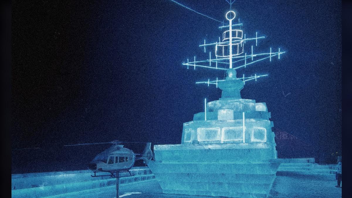 今年哈爾濱冰雕節話題作品「冰雪遼寧艦」。（圖／取自微博）