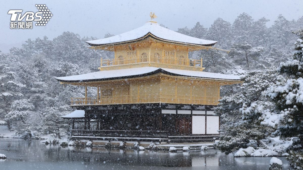「雪化妝」的金閣寺。（圖／達志影像美聯社）