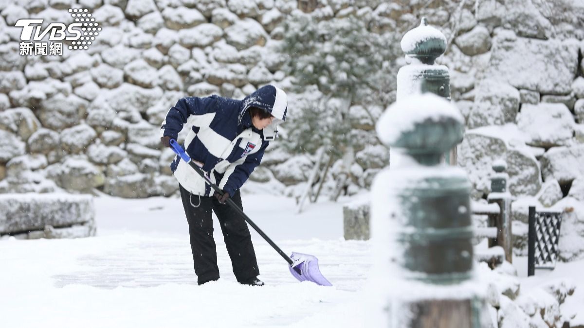 最強寒流襲日,多地積雪。(圖/達志影像美聯社)