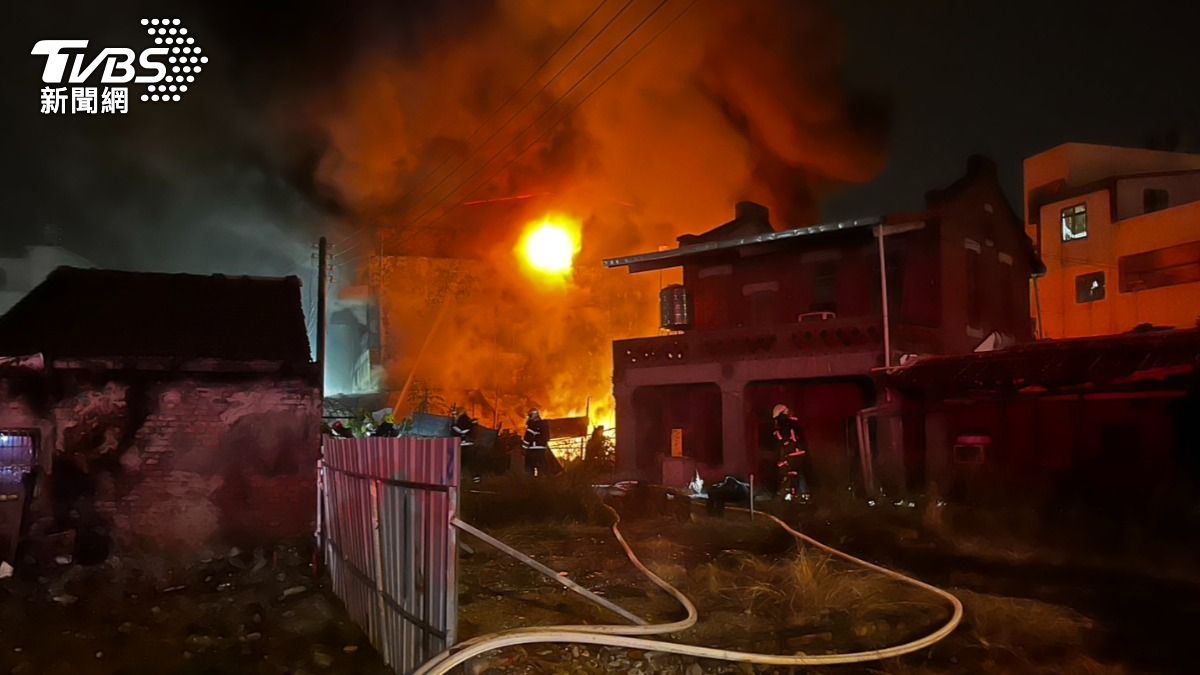 屏東市凌晨住宅火警!烈火狂竄 1死、1嚴重燒傷送醫