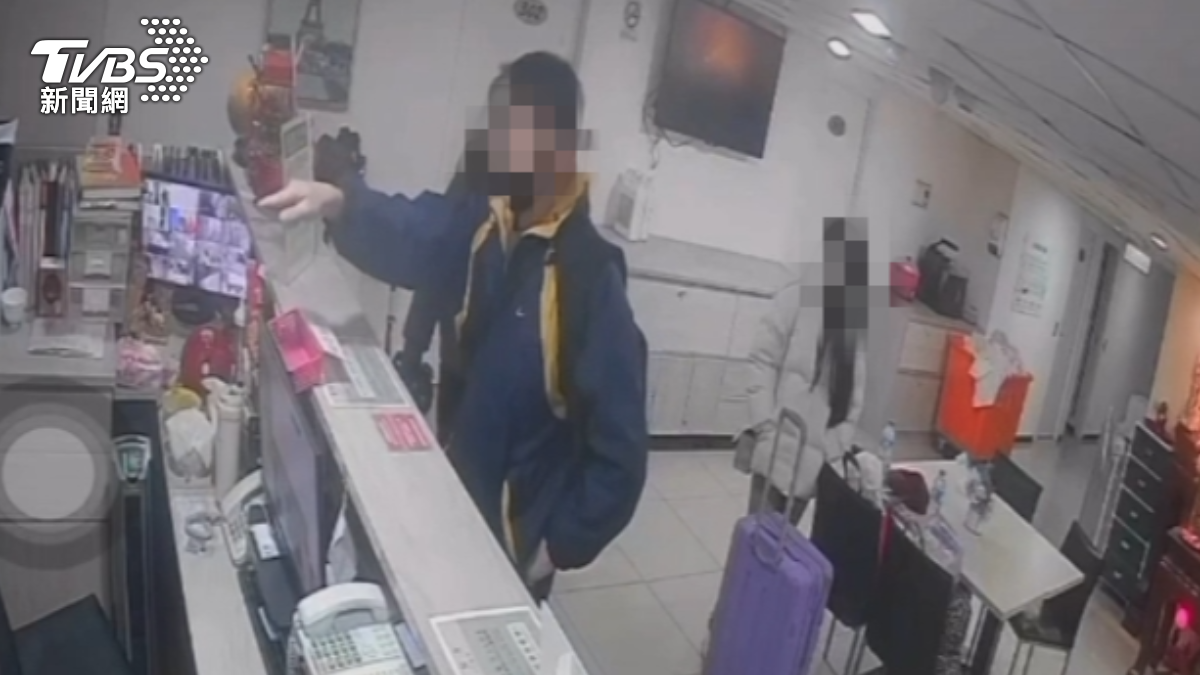 不爽超時退房被收錢!男客衝櫃台「作勢打店員」嗆:把妳開除