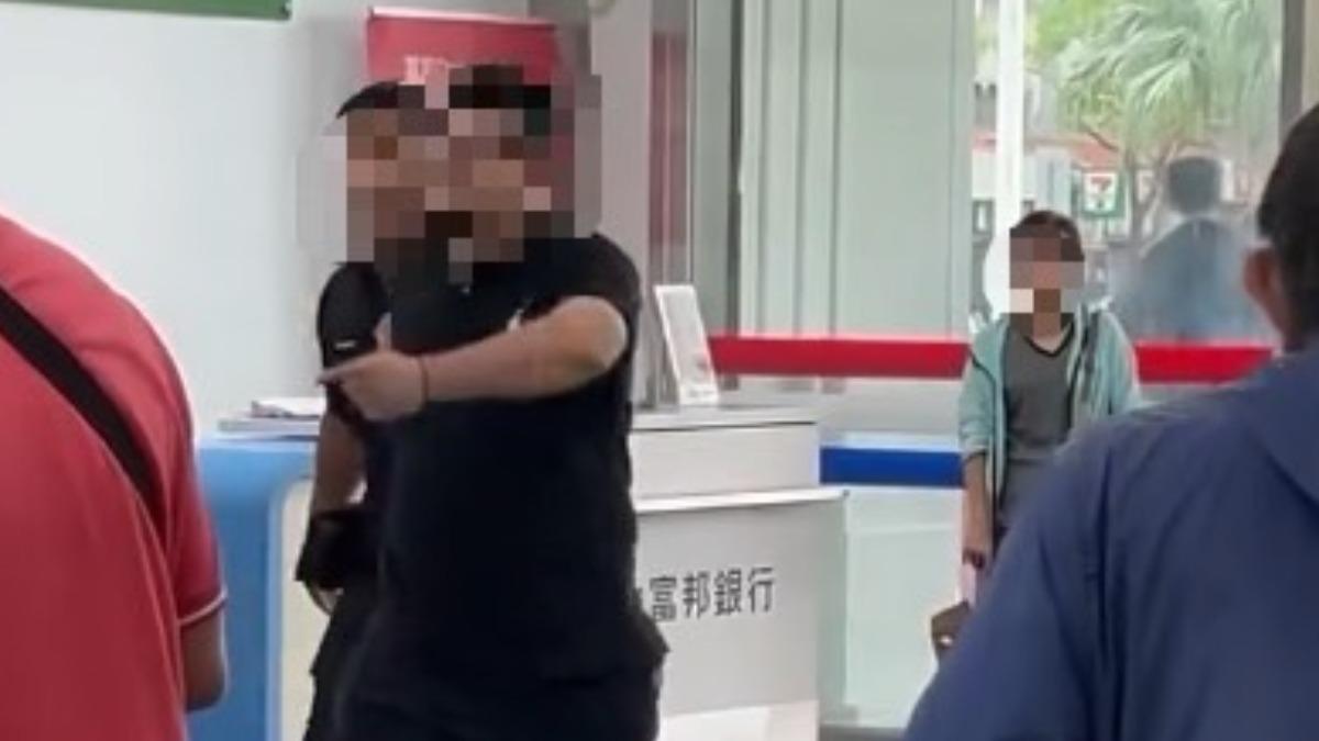 夫妻二人曾在好市多門口嘶吼，與工作人員發生衝突。（圖／翻攝自THREAD）