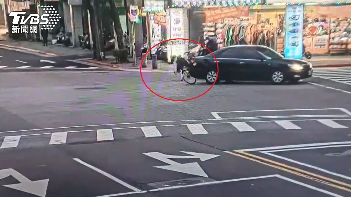 轎車急停讓路人　單車煞不住猛撞「前空翻」慘摔