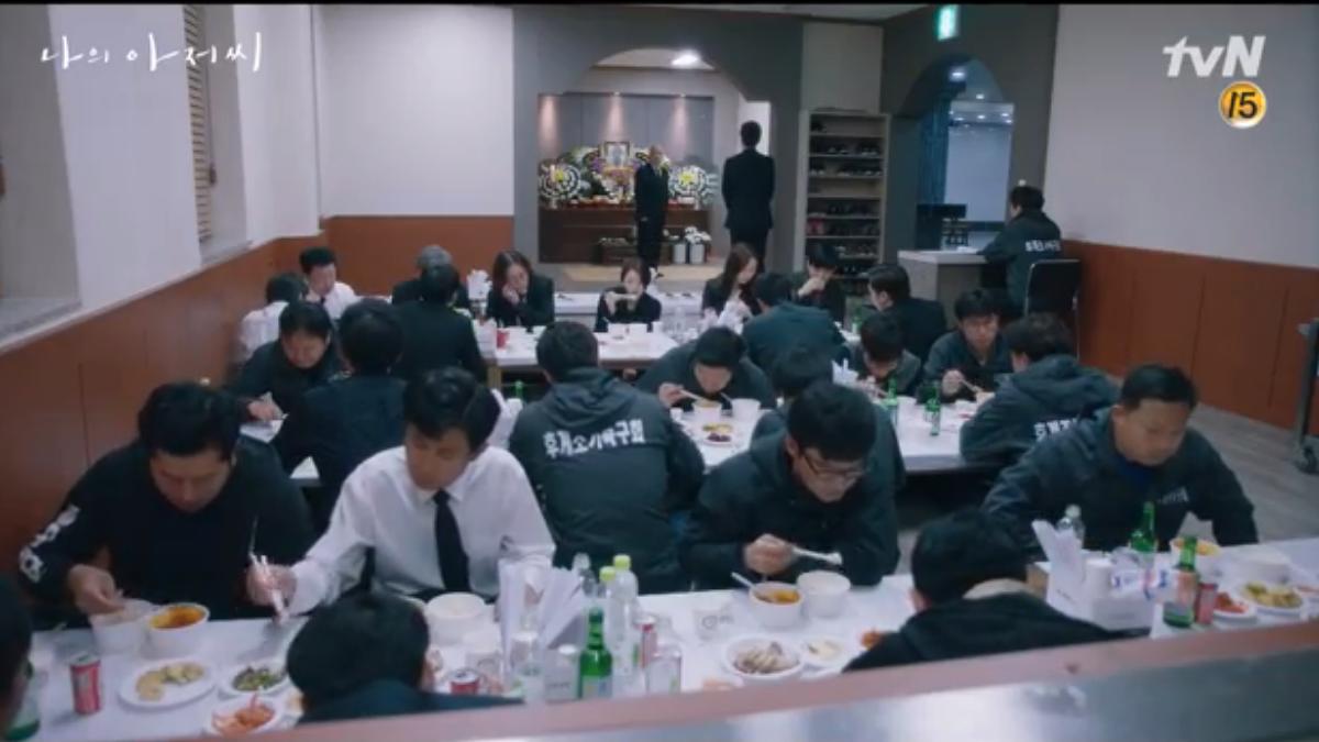 韓國喪禮會場通常會準備餐食。（圖／《我的大叔》劇照，取自 tvN DRAMA YT）