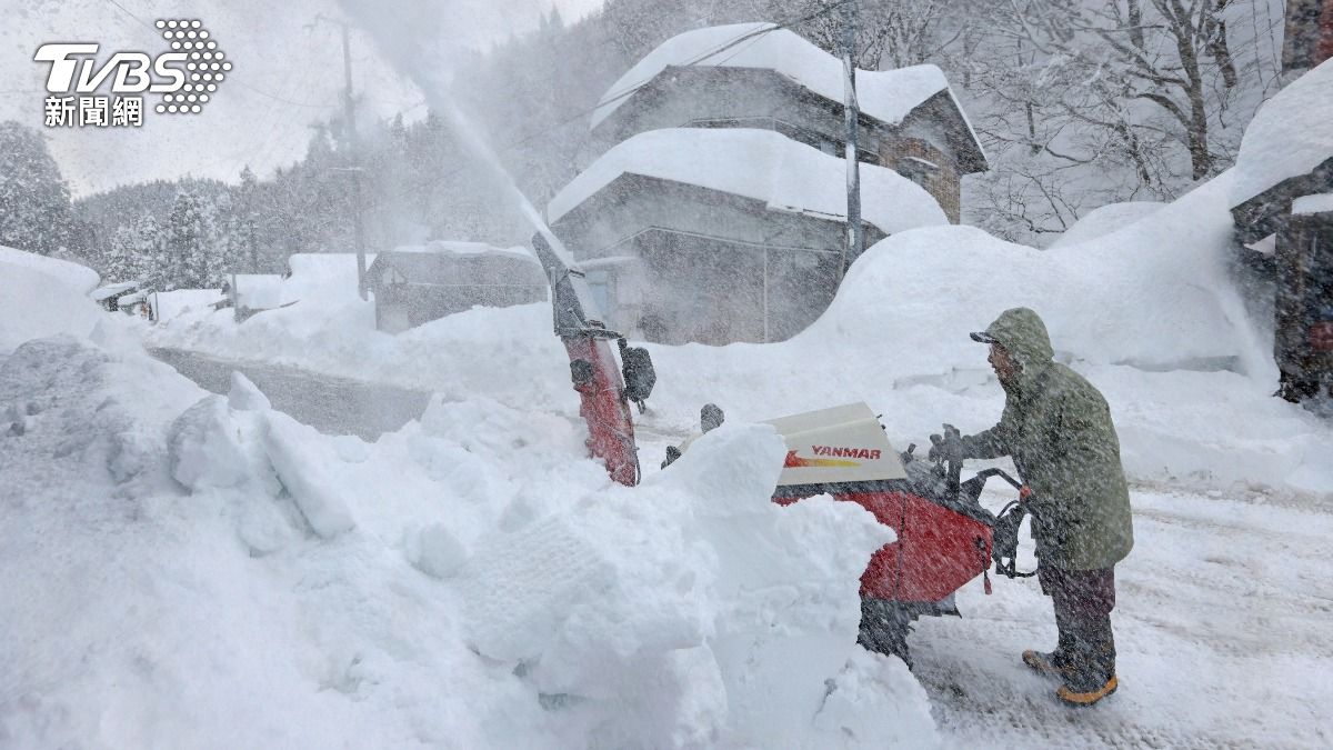 日本大雪成災!新幹線停駛 77歲婦下半身埋雪堆亡