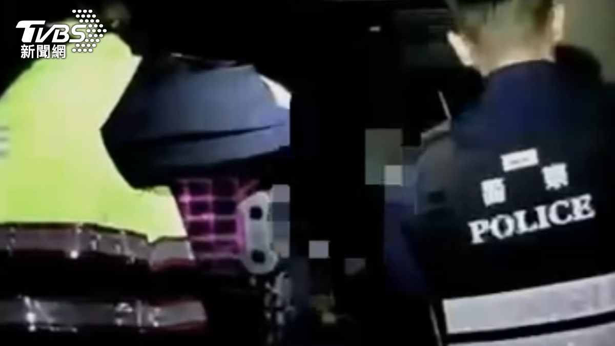 員警在壓制揮刀怪客過程中，左臉遭劃傷流血。（圖／TVBS）