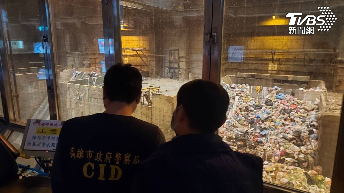 刑警大隊佐警會同市府環保局人員在仁武焚化爐進行擴大搜索。(圖/TVBS)