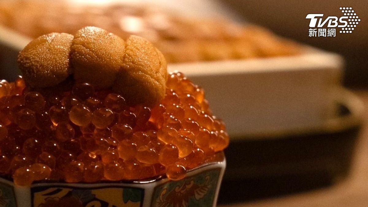 饕客最推薦升級黃金海膽。(圖/TVBS)
