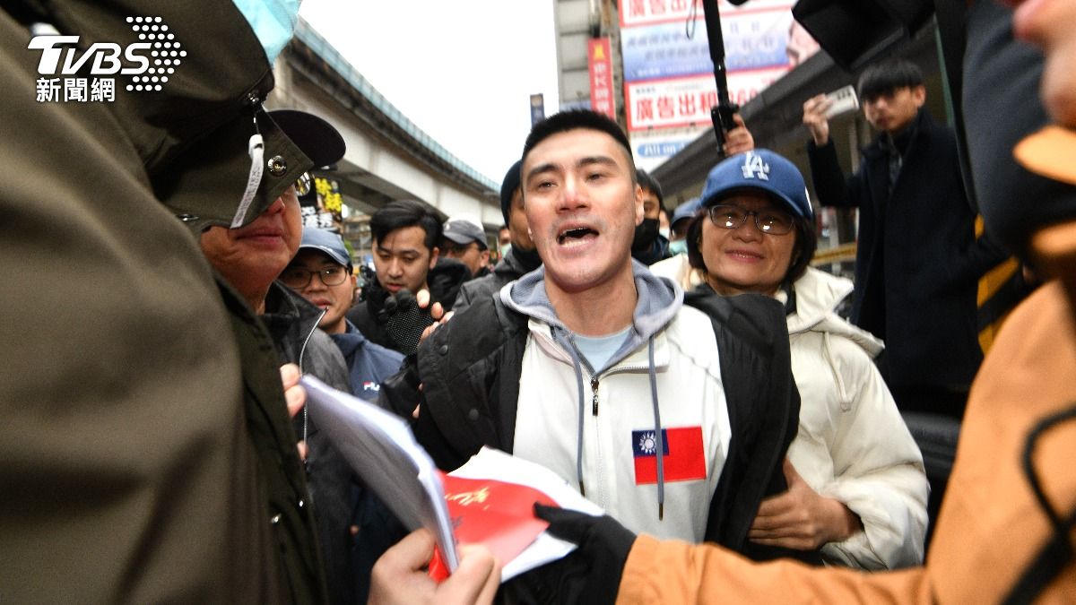 街頭宣講罷免李彥秀 藍青年衝現場嗆吳欣岱、八炯