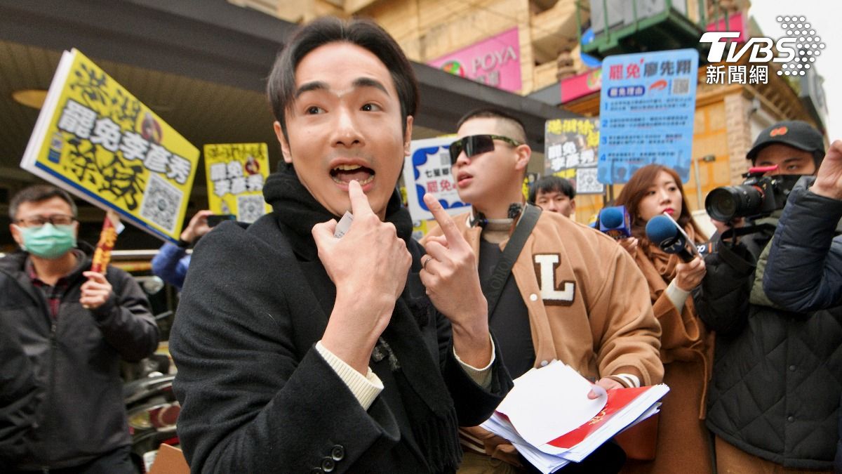 港湖除鏽隊請來網紅八炯和閩南狼擔任罷免站志工。(圖/胡瑞麒攝)