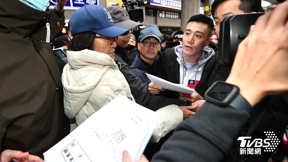 國民黨青年軍丁瑀來罷免李彥秀宣講嗆聲,反遭酸簽連署書。(圖/胡瑞麒攝)