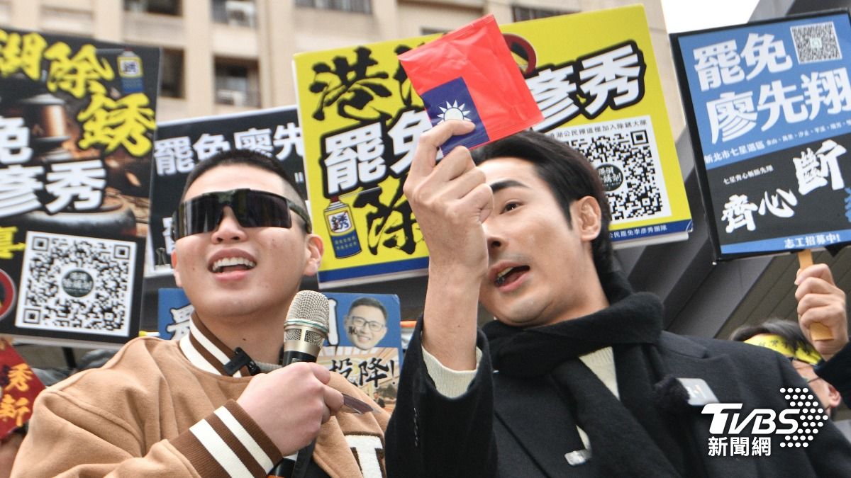 丁瑀送給八炯一個印有國旗圖樣的咖啡包。(圖/胡瑞麒攝)