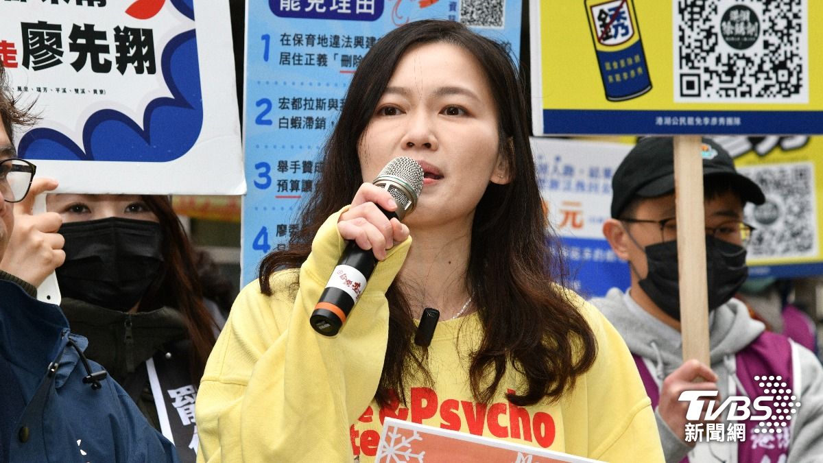 吳欣岱擔任罷免李彥秀連署志工。(圖/胡瑞麒攝)