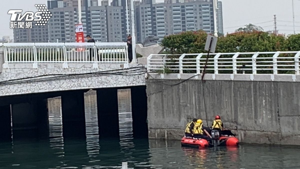 今(9)日打撈新尋獲左手掌、右腳掌及2塊10x10的人體組織。(圖/TVBS)