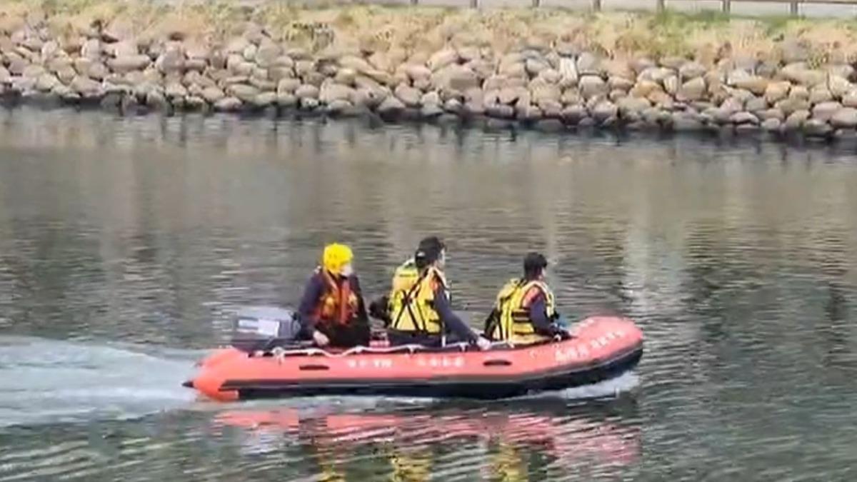 張介宗涉嫌殺害3老婦分屍丟棄，警方派員打撈，至今找不到3顆頭顱。（圖／翻攝畫面）
