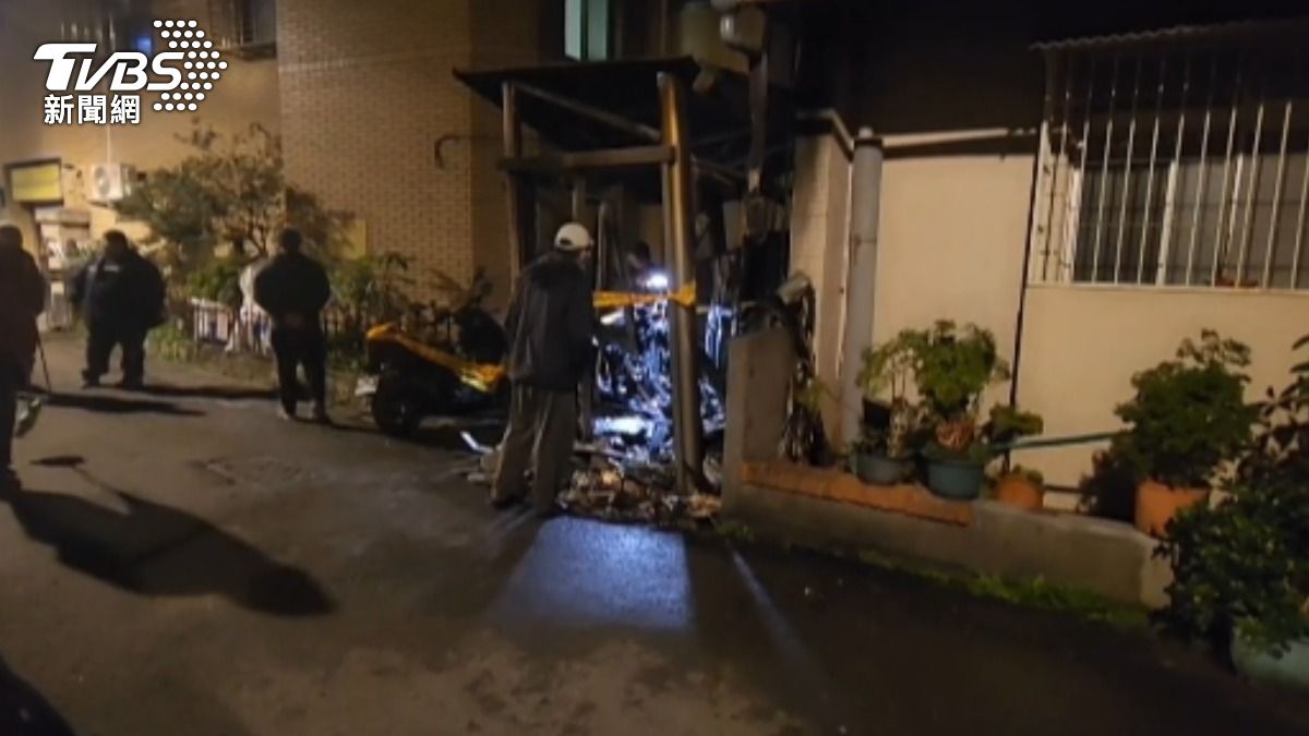 中和區該處警衛亭當時並無值班人員,所幸未有人傷亡。(圖/TVBS)