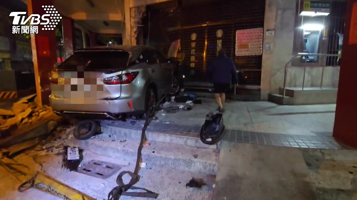 有片/跑給警追!高雄男酒駕撞爆農會大門「車頭全爛」