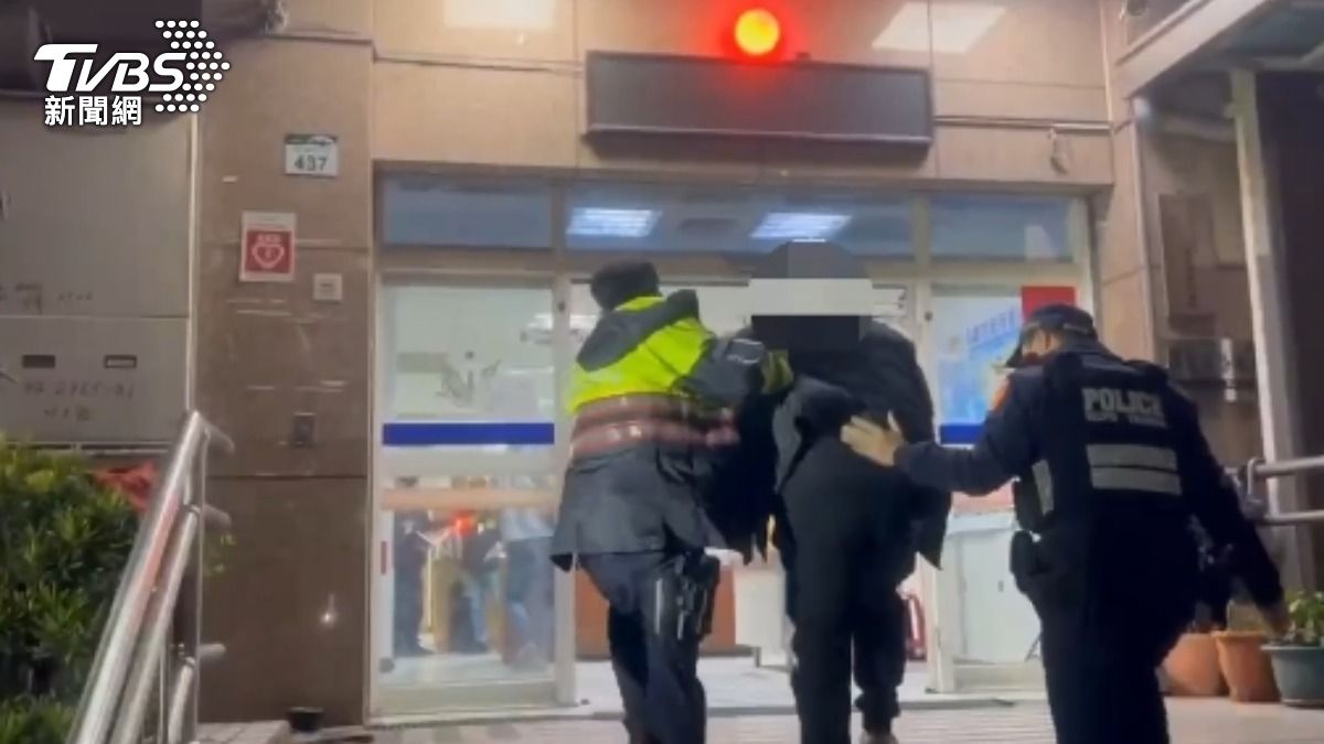 該名男子見警心虛逃竄，不慎撞破農會大門。（圖／TVBS）