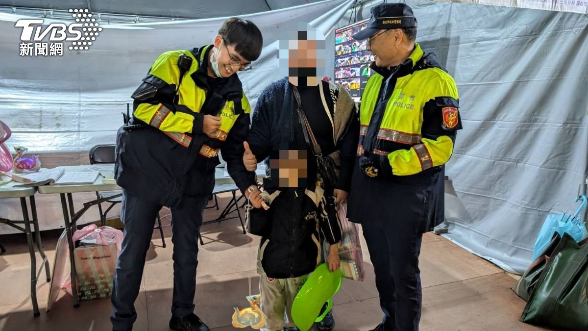 員警幫助走失幼童找回家人。(圖/TVBS)