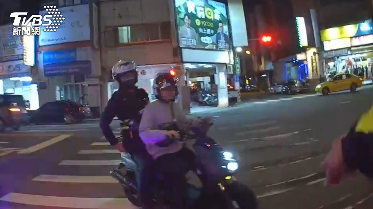 無照還改管炸街!天兵少年裝沒事「載警抓友」 罰39萬車沒了