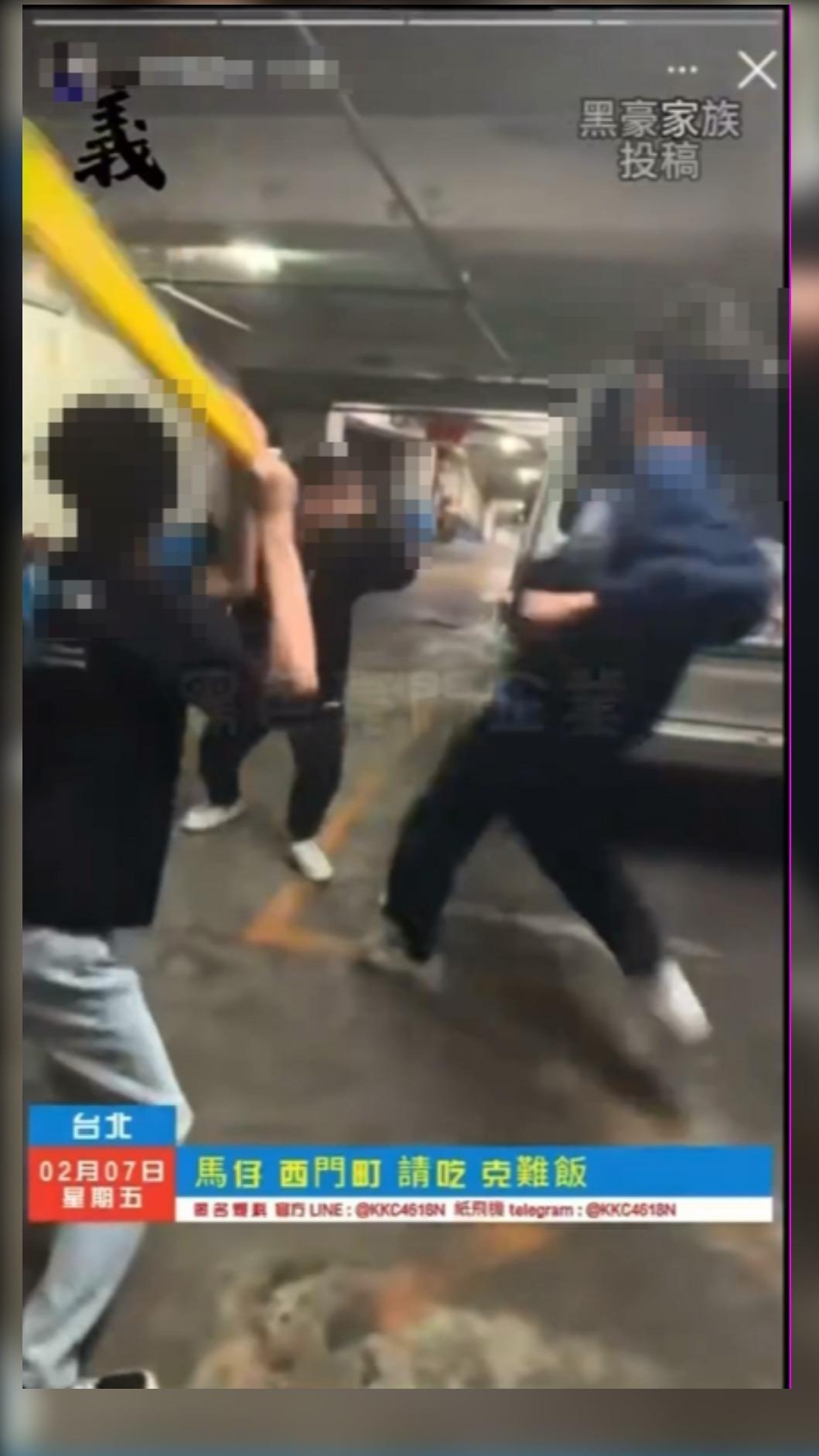 一群少年於西門町獅子林大樓地下室鬥毆。(圖／翻攝自黑色豪門企業）