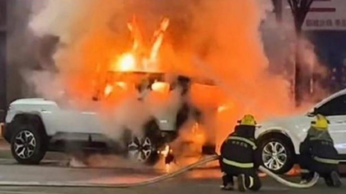中國網友的新車落地不到一個月，就被燒成廢鐵。（圖／取自微博）