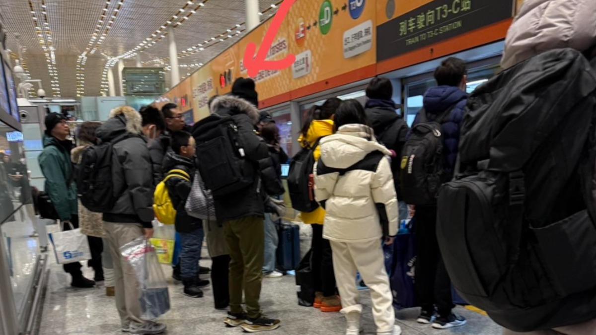 王力宏(箭頭處)搭同班機返北京。(圖/讀者提供)