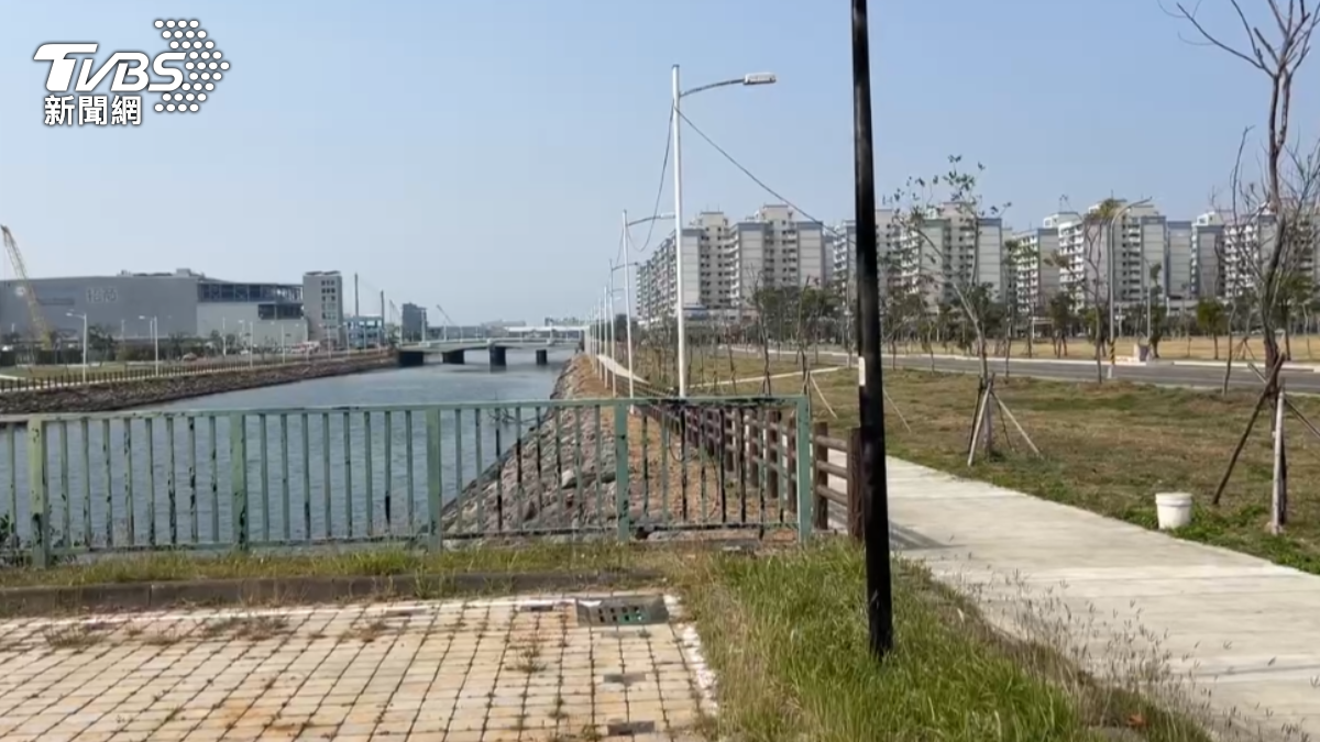 警方推斷張嫌之所以選擇前鎮運河棄屍,是因為此處有魚群加上水流可以湮滅證據。(圖/TVBS)