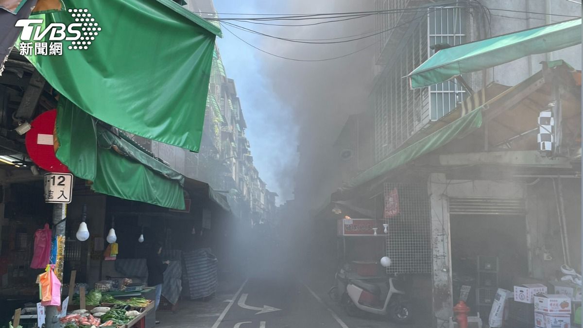 快訊/新莊宏泰市場火警「濃煙直竄」 2民眾疑嗆傷
