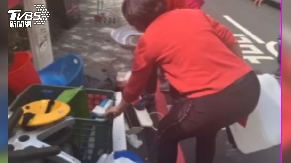 張嫌丟棄的垃圾飄散著異常的惡臭,疑似還漏出屍水,鄰居受不了拿出漂白水清洗。(圖/民眾提供)