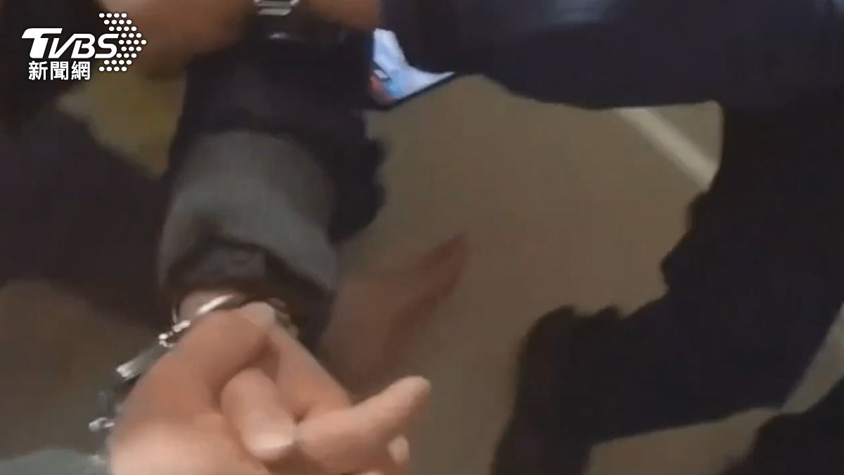 搭訕爆衝突！他邀國中學妹同桌用餐　2酒客互毆濺血