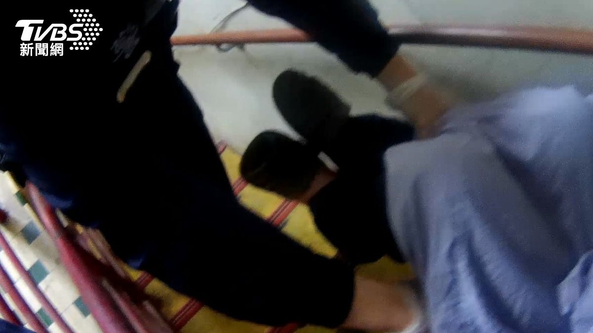 以為死老鼠!台中民宅飄惡臭 見獨居翁「左臉潰爛、眼睜不開」