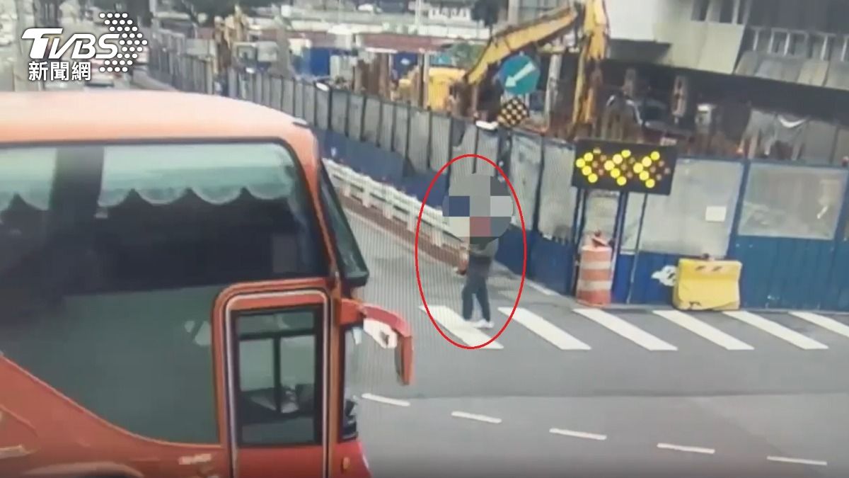 板橋行人地獄!遊覽車左轉撞飛路人 駕駛恐罰3萬6、扣照1年