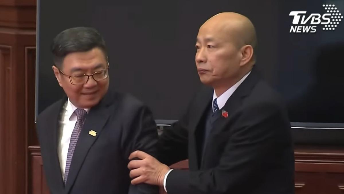 五院會商/賴清德送禮盼團結 卓揆突被韓國瑜「攬牢定格」反應曝