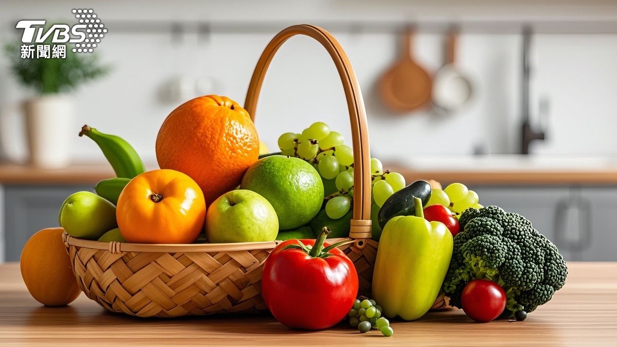 抗氧化食物如水果、蔬菜、堅果和綠茶。(示意圖/shutterstock達志影像)