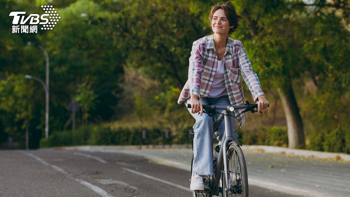 騎腳踏車是一種既環保又健康的運動方式。(示意圖/shutterstock達志影像)