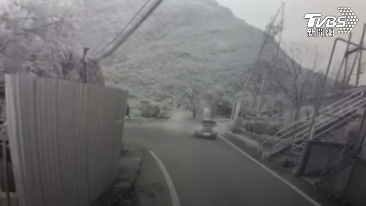 犯嫌開車進入山區,棄屍後離開。(圖/TVBS)