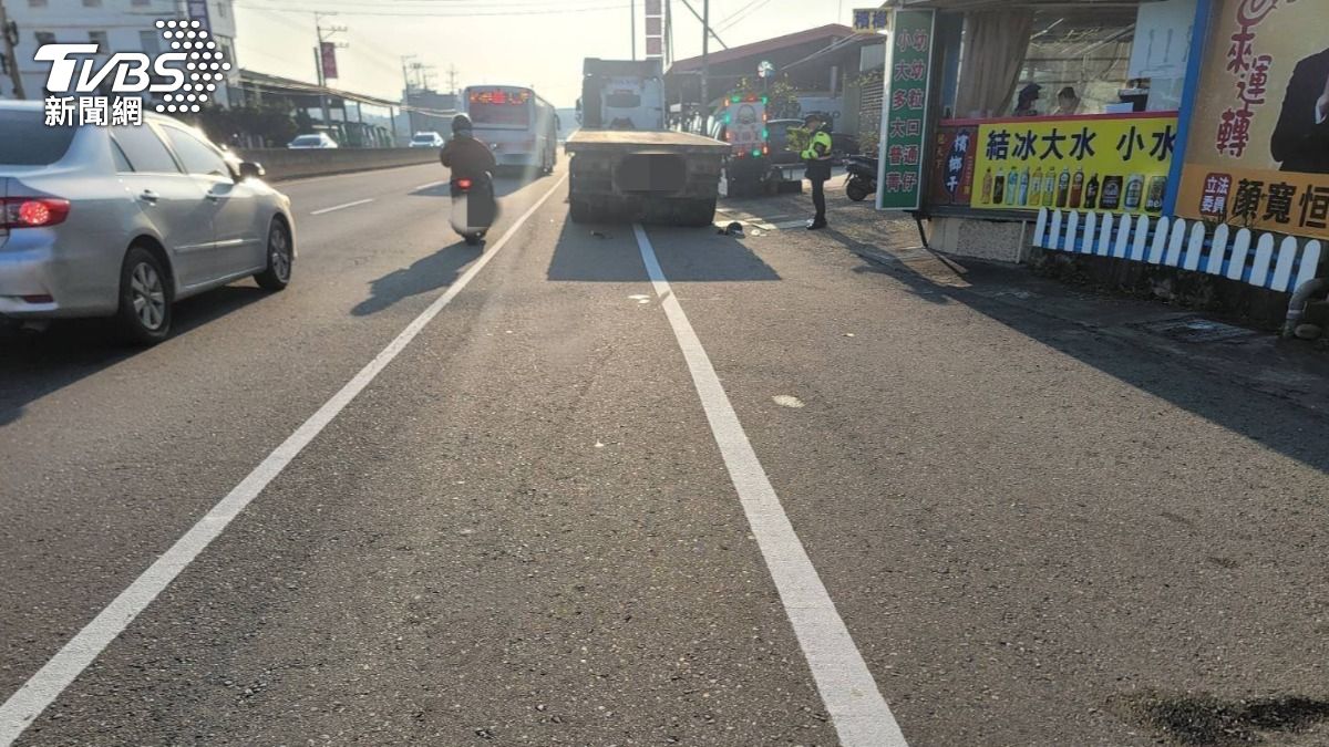 煞車不及的盧男猛力撞上聯結車身亡。(圖/TVBS)