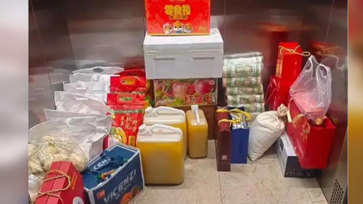 電梯裡堆的都是來自老家父母的愛(圖片來源:網路)
