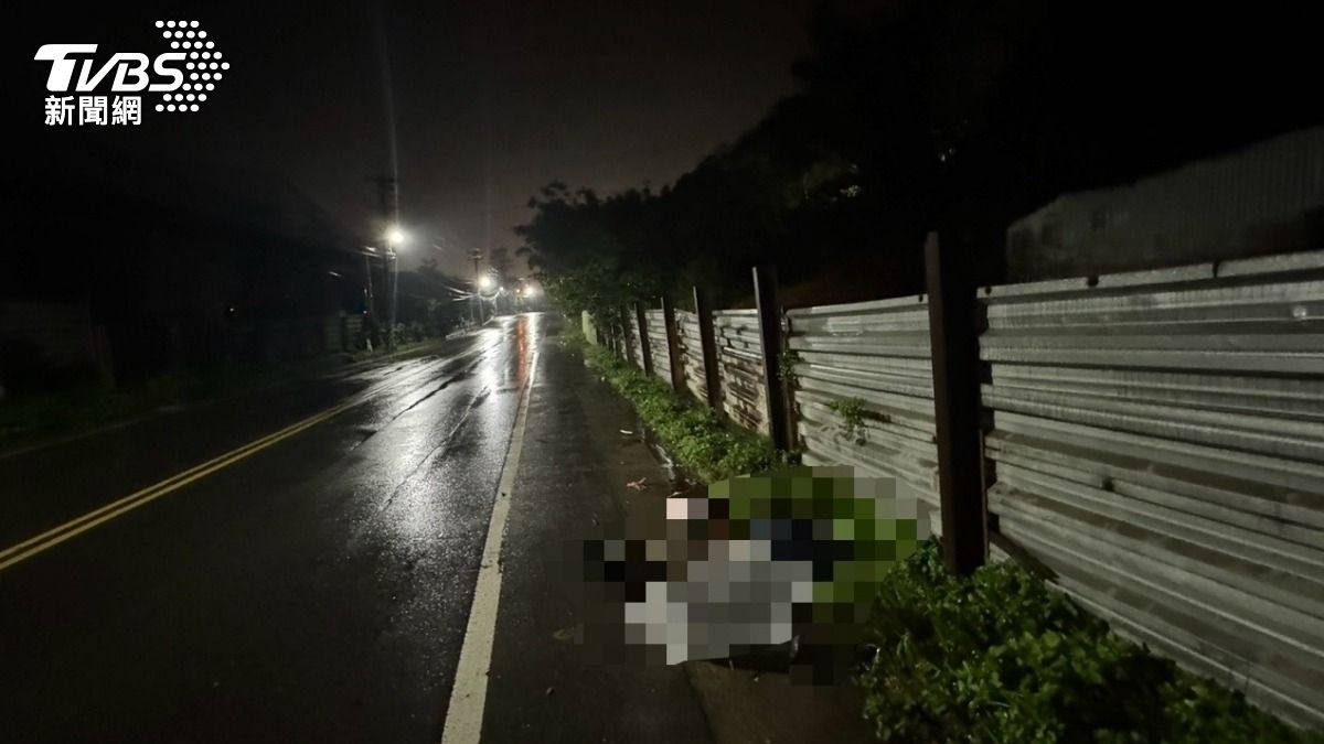 婦人被追撞後送醫不治,隨身物品遺留在現場。(圖/TVBS)