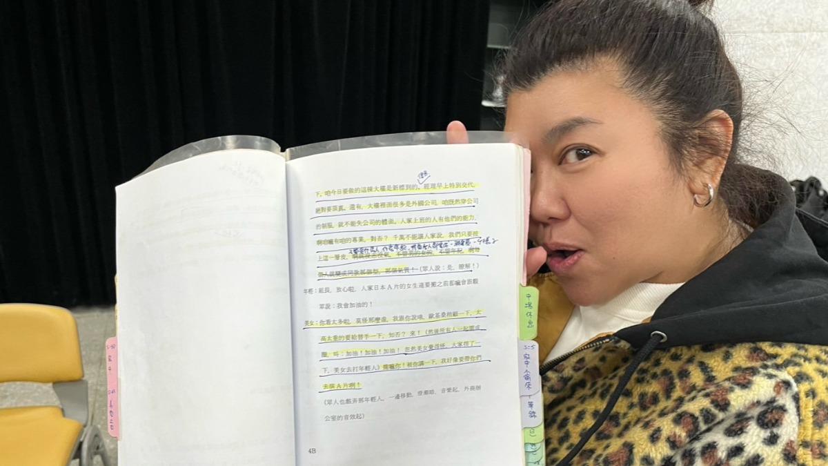 林美秀16年前密密麻麻的筆記讓眾演員感到新鮮跟好奇。(圖/綠光劇團提供)