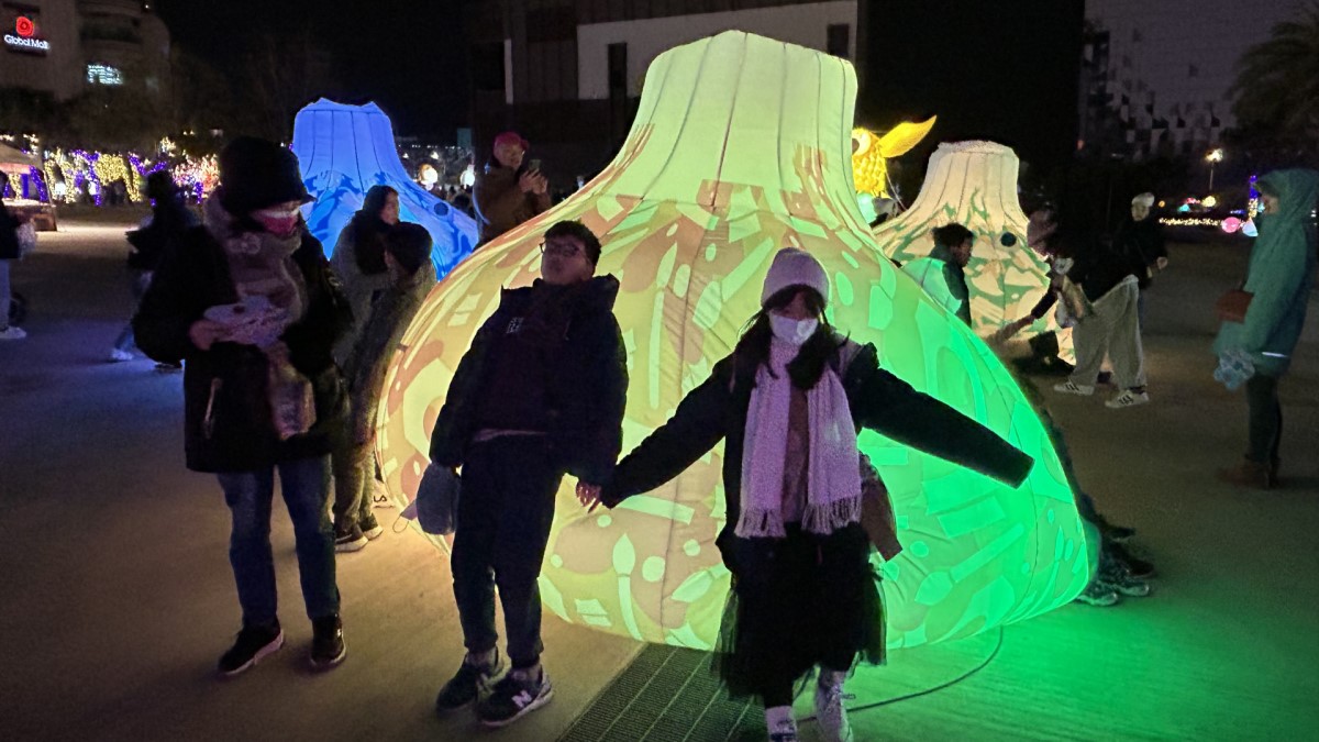 ▲「山海城花·夢映客庄」一經碰觸後除燈光產生變化外,並會有泡泡噴出,相當有趣、吸引人。(圖片來源:桃園市政府客家事務局)